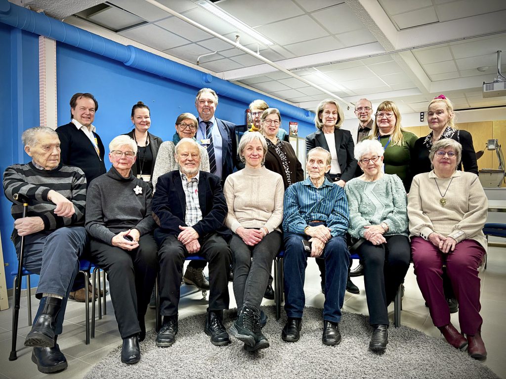 Kauppismuseon avajaisiin kokoontui iso joukko Salossa kauppaopetuksen parissa pitkään työskennelleitä eläkeläisiä ja nykyisiä työntekijöitä.