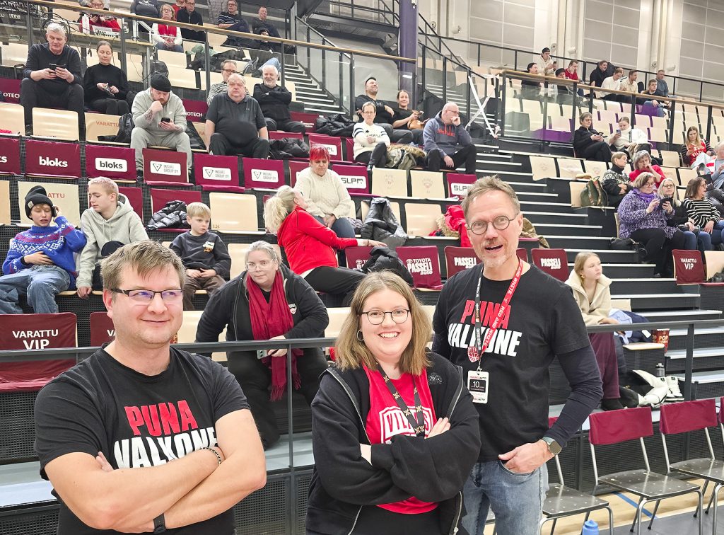 Miikka Hatakka ja Hannu Pölönen hoitavat Salohallin laitamainoksia, Peppilotta Asklöf toimii ottelussa valokuvaajana.