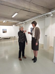 Salon Taiteilijaseuran puheenjohtaja Hilkka Laakkonen-Vesander ja taiteilija Riikka Niittonen skoolaavat näyttelynavajaisissa.