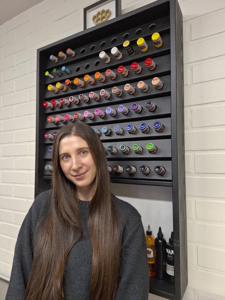 Valja Ladygina poseeraa tatuointistudiossaan.