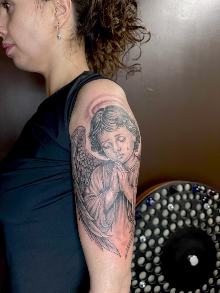 Valja Ladyginan tatuointitaidetta. Taustalla Ukrainassa käsityönä valmistettu musteteline.
