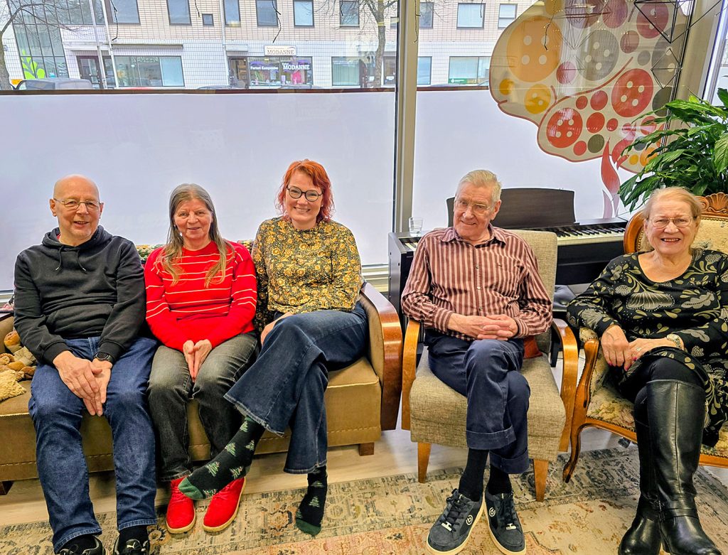 Hanna-Leena Suominen.
on harjoituttanut Muistikuoroa perjantain konserttia varten.