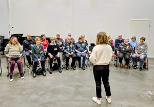 Hanna-Leena Suominen on harjoituttanut Muistikuoroa perjantain konserttia varten.