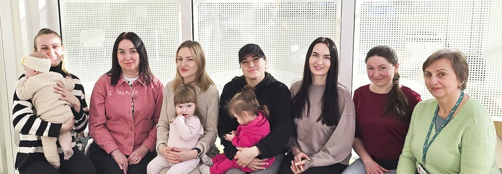 Karyna, Maryna, Emma, Anzhela, Anna, Iryna ja Irina viihtyvät kotiäideille tarkoitetussa Kotoklubissa.
