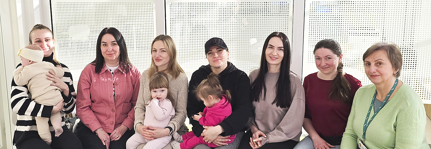 Karyna, Maryna, Emma, Anzhela, Anna, Iryna ja Irina viihtyvät kotiäideille tarkoitetussa Kotoklubissa.