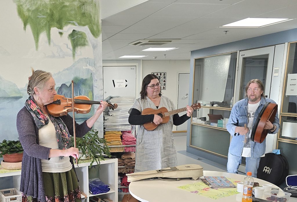 Elina Kivelä, Terhi Lehtovaara ja Arto Pasio musisoimassa sairaalan kuntoutusosastolla.
