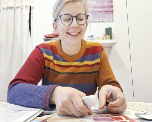 Hannele Ruposen lapsuuden haaveammatti oli käsityönopettaja, ja sillä tiellä hän oikeastaan on tänäkin päivänä. Maanantaisin Sinisellä Talolla Ruposen ohjauksessa syntyy esimerkiksi kierrätysmateriaalista valmistettuja kirjoja.