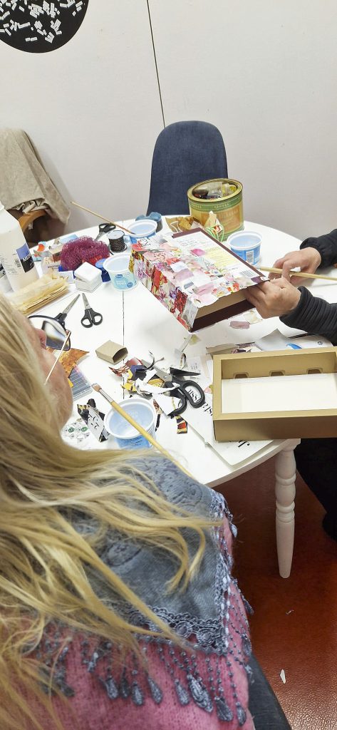 Hannele Ruposen työhuoneella kukkii luovuus.