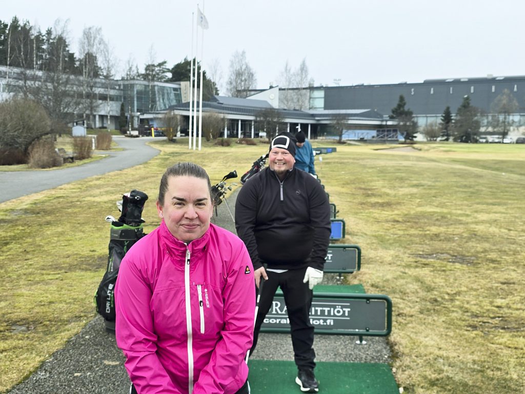 Sanna Westerholm ja Timo Jääskeläinen harjoittelivat sunnuntaina Salo Golfin rangella.