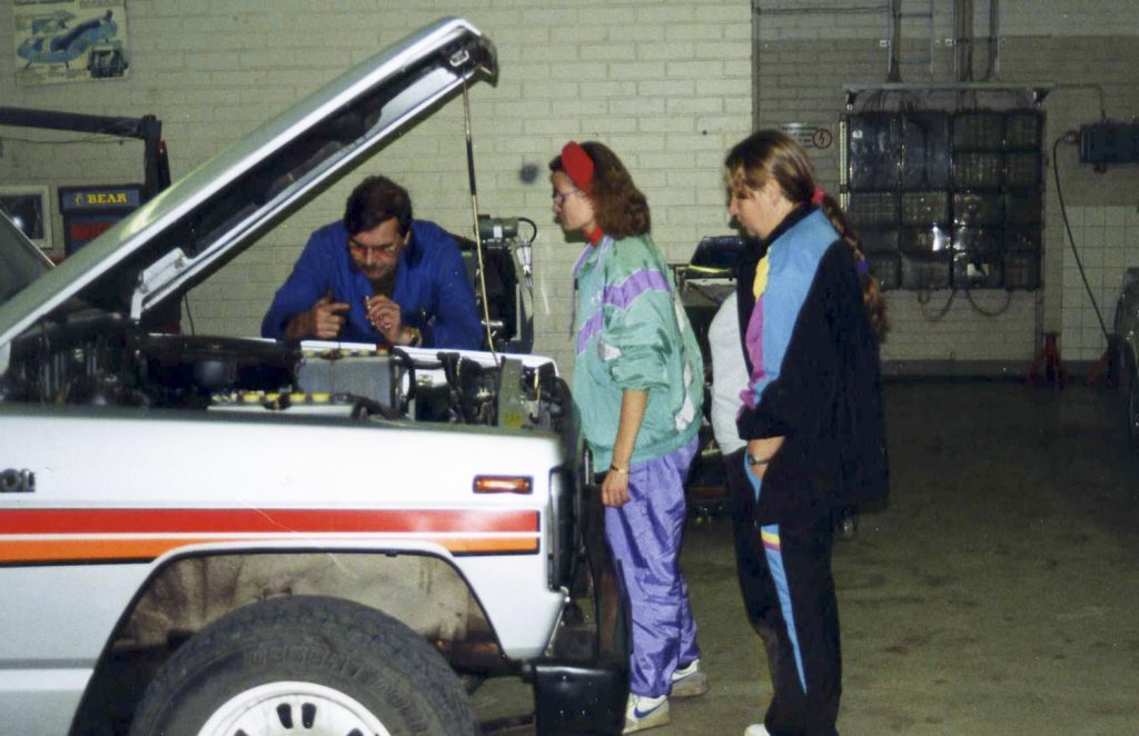 SSATY järjesti 1990-luvulla useita Autontuntemuskursseja Salon ammattikoulussa ja A-Katsastuksen tiloissa. Kuvassa Pauli Lehtonen näyttää, kuinka mekaniikka pelittää. 