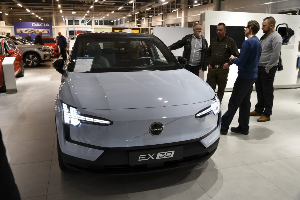 Autoalalla tekniikka kehittyy jatkuvasti. Yhdistyksen jäsenet tutustumassa täyssähköiseen Volvoon.