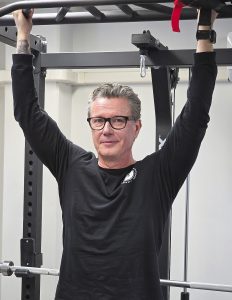 Fysioterapeutti Kari Niemi puhuu työssään paljon unesta, stressistä ja elämän kokonaiskuormituksesta. Hänen mukaansa kipu ei ole pelkästään kudosvaurion seurausta, vaan siihen vaikuttaa moni muu tekijä.