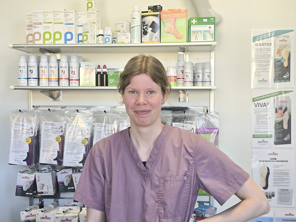 Elina Kakko työskentelee omassa hoitohuoneessa samoissa toimitiloissa Marianne Holmströmin kanssa.