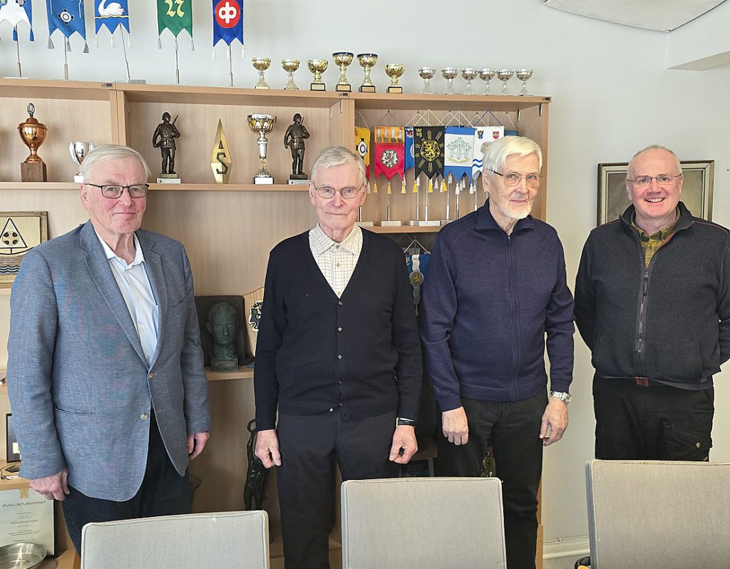 Eero Nurminen, Kalle Pettilä, Mikko Uola ja Timo Teinilä toivovat ihmisiltä juhlakirjaan sopivia valokuvia.