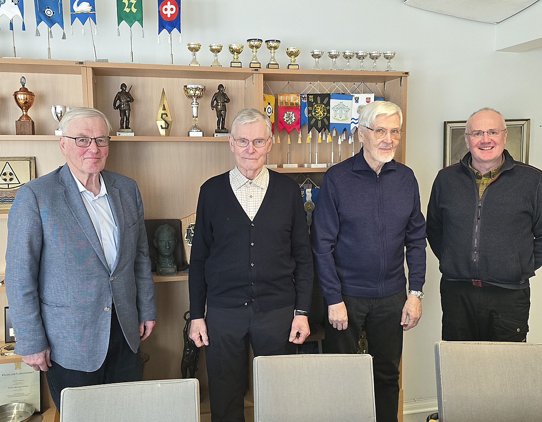 Eero Nurminen, Kalle Pettilä, Mikko Uola ja Timo Teinilä toivovat ihmisiltä juhlakirjaan sopivia valokuvia.