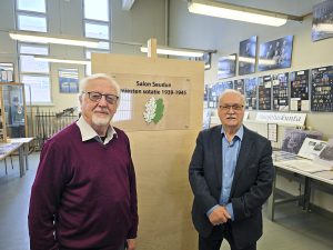 Vapaussotien Salon perinneyhdistyksen puheenjohtaja Heikki Vehosalmi ja Ismo Laaksonen esittelevät mielellään museon näyttelyjä ryhmille.