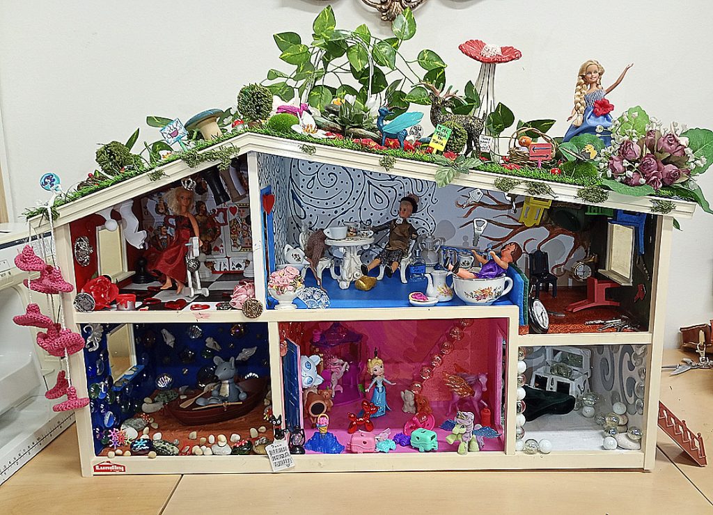 Lasten tekemiä minimaailmoja löytyy ikkunoista eri puolilla Saloa.