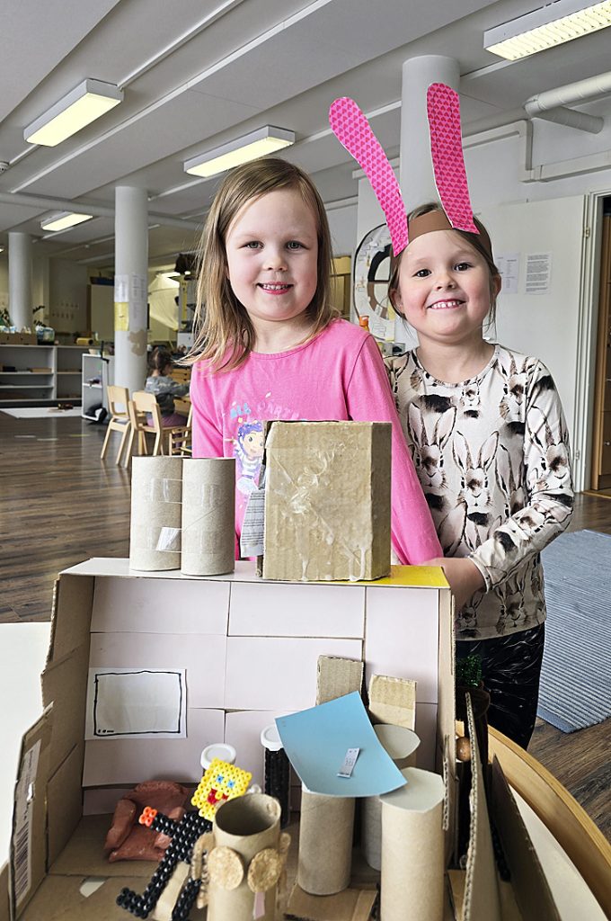 Emma ja Alina talonsa takana.