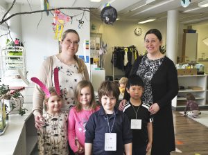 Maarit Kärkkäinen ja Malla Pelo ovat avustaneet Aurinkoleijonassa Alinaa, Emmaa, Albertia ja Onnia askartelemaan mielenkiintoisia minimaailmoja.