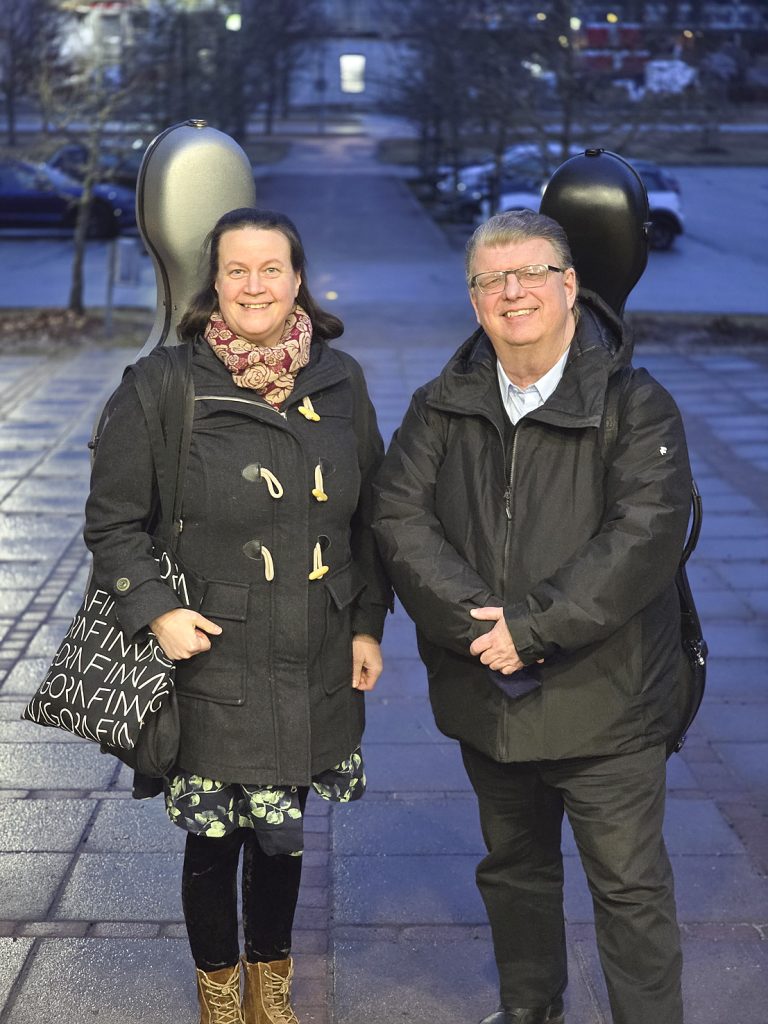 Sellistit Anna-Maaria ja Olli Varonen asuvat Perttelissä, josta on hyvä lähteä keikkamatkoille eri puolille Suomea ja Eurooppaa.