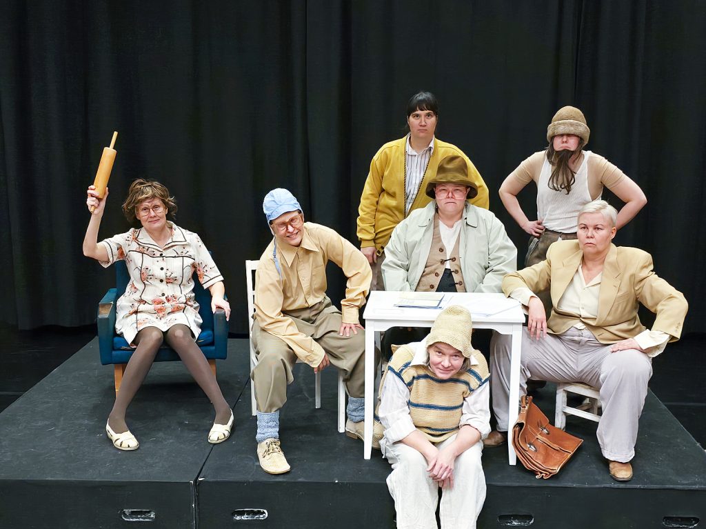 Nina Juhola, Helena Harjunpää, Heli Korpiniitty, Elina Virtaperko, Minna Marttinen, Niina Mälkiä ja Sari Hagström harjoittelemasasa Sattumia-esitystä.