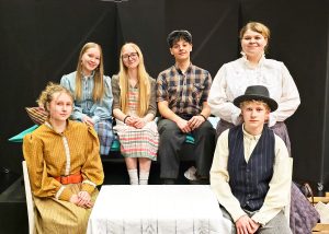 Vilja Juslen, Enni Rokka, Ines Rakaselg, Ömer Halis, Annalea Blomqvist ja Miska Pitkänen vievät katsojat Vihervaaran Annan tarinan pyörteisiin.