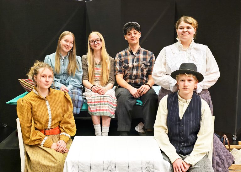 Vilja Juslen, Enni Rokka, Ines Rakaselg, Ömer Halis, Annalea Blomqvist ja Miska Pitkänen vievät katsojat Vihervaaran Annan tarinan pyörteisiin.