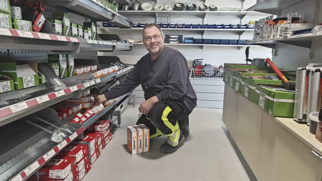 Janne Wikström täytti Perniön Talotekniikka & Pienraua Oy:n myymälän hyllyjä iloisin mielin.