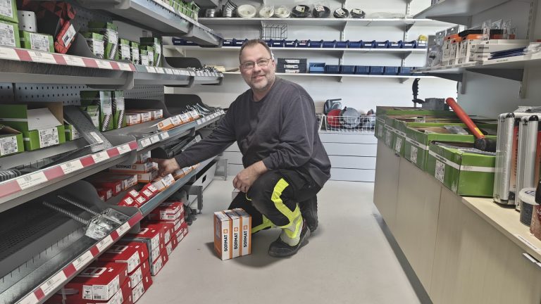 Janne Wikström täytti Perniön Talotekniikka & Pienraua Oy:n myymälän hyllyjä iloisin mielin.