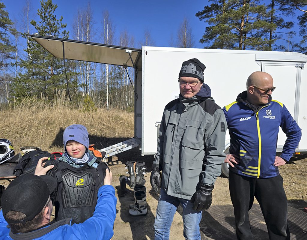 Arvi Mannonen pääsi kokeilemaan sähköistä crossipyörää Kavilannummella. Isä Hannu ja Salon Moottorikerhon Jussi Pykäläinen (oik.) toivovat pojan innostuvan lajista, kuten viime kesänä aloittaneet viereisessä kuvassa.
