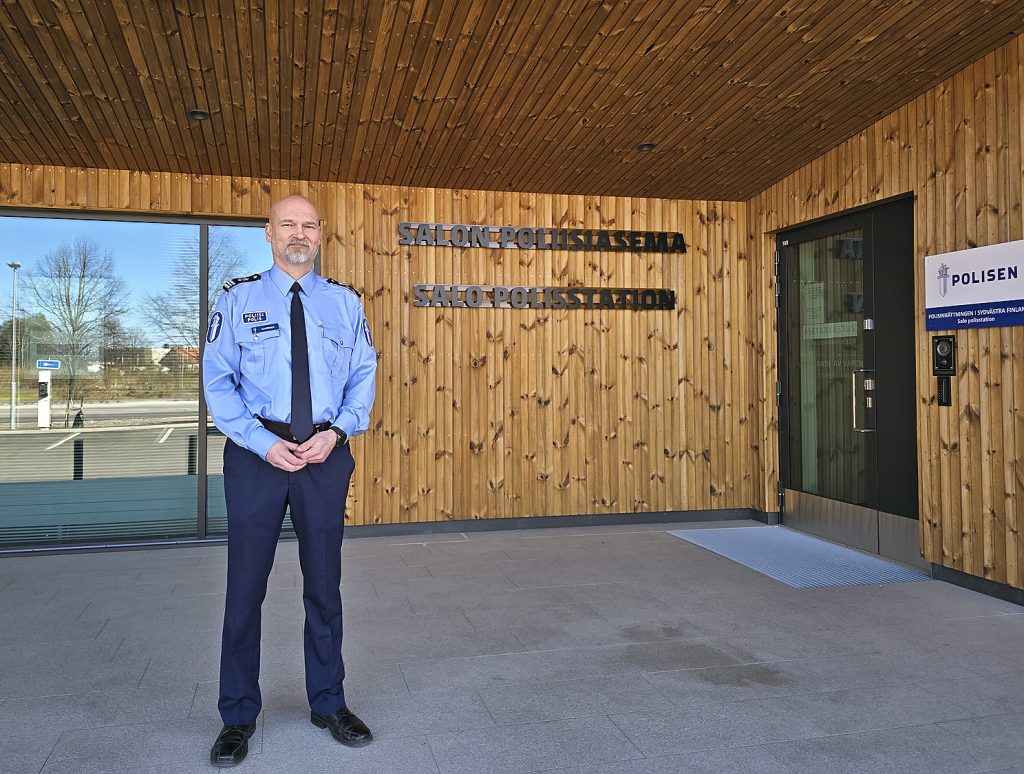 Komisario Harri Aaltonen kertoo, että poliisiaseman piha-alueelle halutaan lisää pysäköintipaikkoja asiakkaille. 