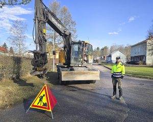 Katumestari Klaus Troberg kertoo, että kaupungin päällystystyöt alkavat vappuna. Valmistelevia töitä tehtiin Salossa Nokankadulla viime viikolla.