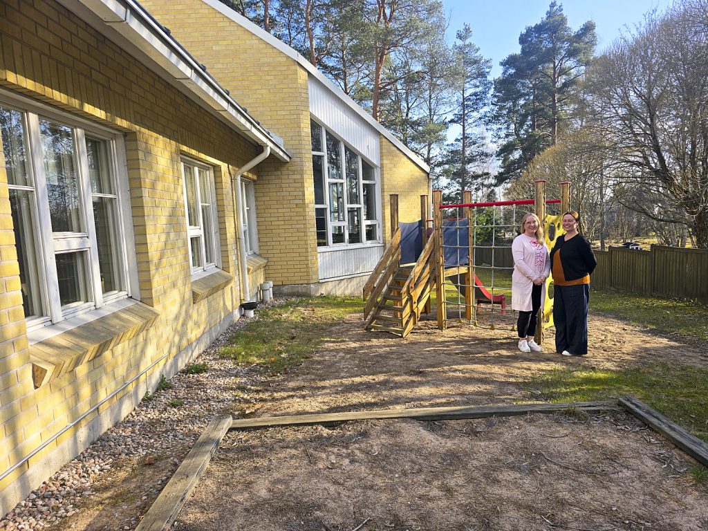 Maarit Kärkkäinen ja Malla Pelo ovat tyytyväisiä tulevan ryhmiksen tiloihin. Talossa on toiminut aiemmin seurakunnan päiväkerho, joten lapsille sopivaa tilaa löytyy niin sisätiloista kuin aidatulta sisäpihalta.
