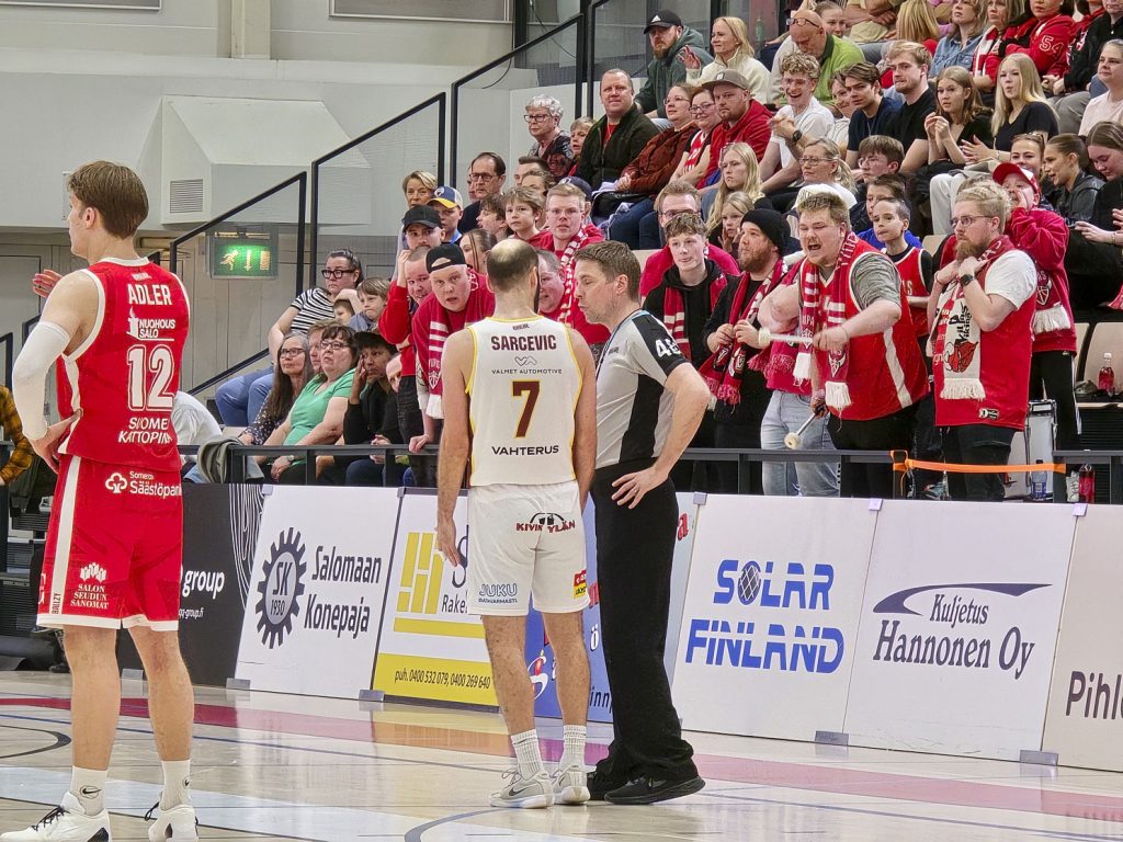 Sebastian Lindbergin (14) energia ja heittotarkkuus sytyttivät Vilppaan historialliseen 54 pisteen voittoon viime viikon kotiottelussa.