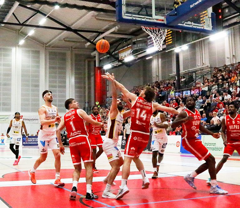 Vilppaan fanikatsomo Forza Vilpura elää tunteella myös pelikatkojen aikana. Samu Adler keskittyy, Bojan Sarcevic käy yhtä monista keskusteluistaan päätuomari Ari Mikkolan kanssa.