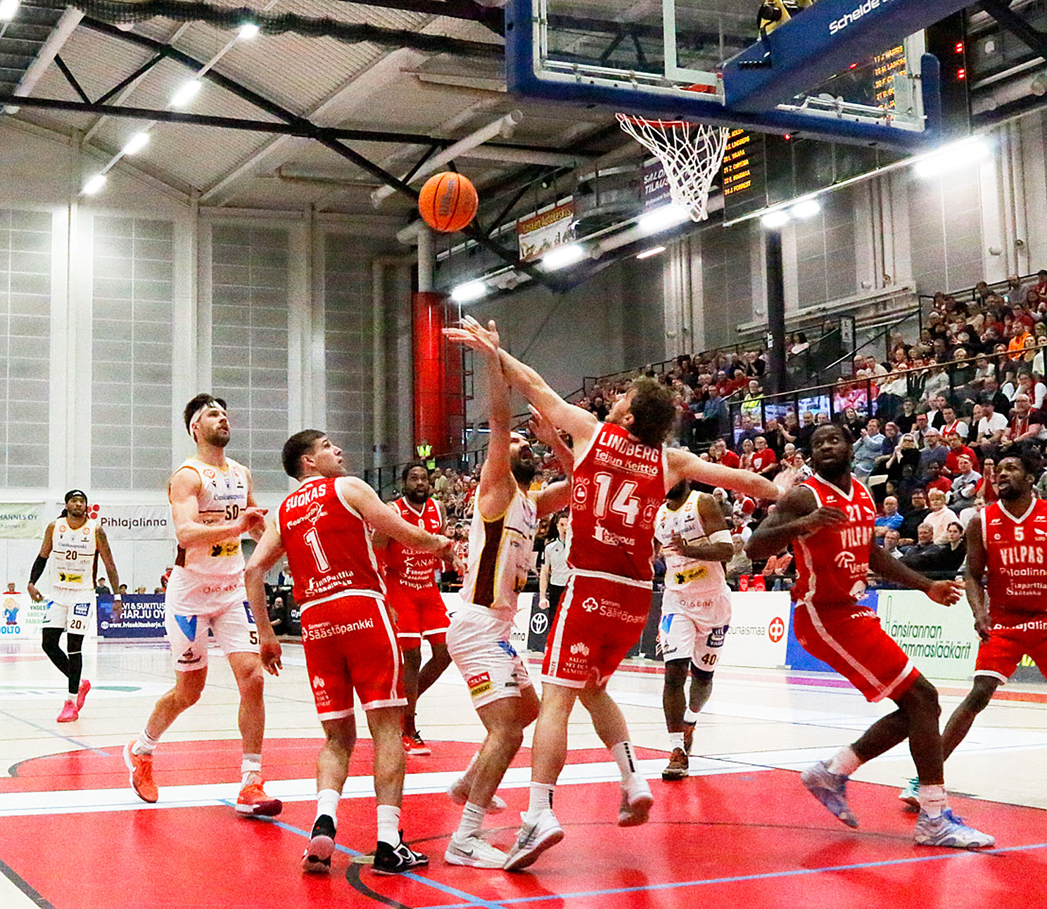 Vilppaan fanikatsomo Forza Vilpura elää tunteella myös pelikatkojen aikana. Samu Adler keskittyy, Bojan Sarcevic käy yhtä monista keskusteluistaan päätuomari Ari Mikkolan kanssa.