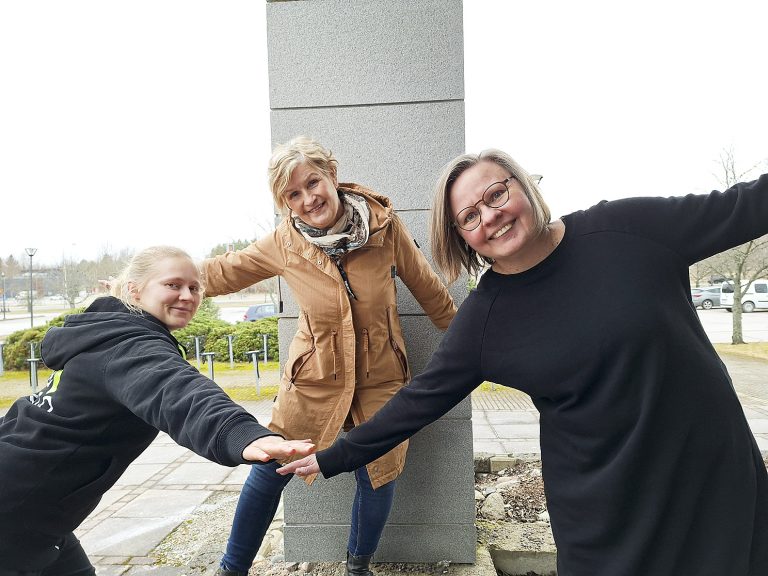 Tiina Wilén, Laura Poikonen ja Satu Pasio rohkaisevat mukaan liikkumaan.