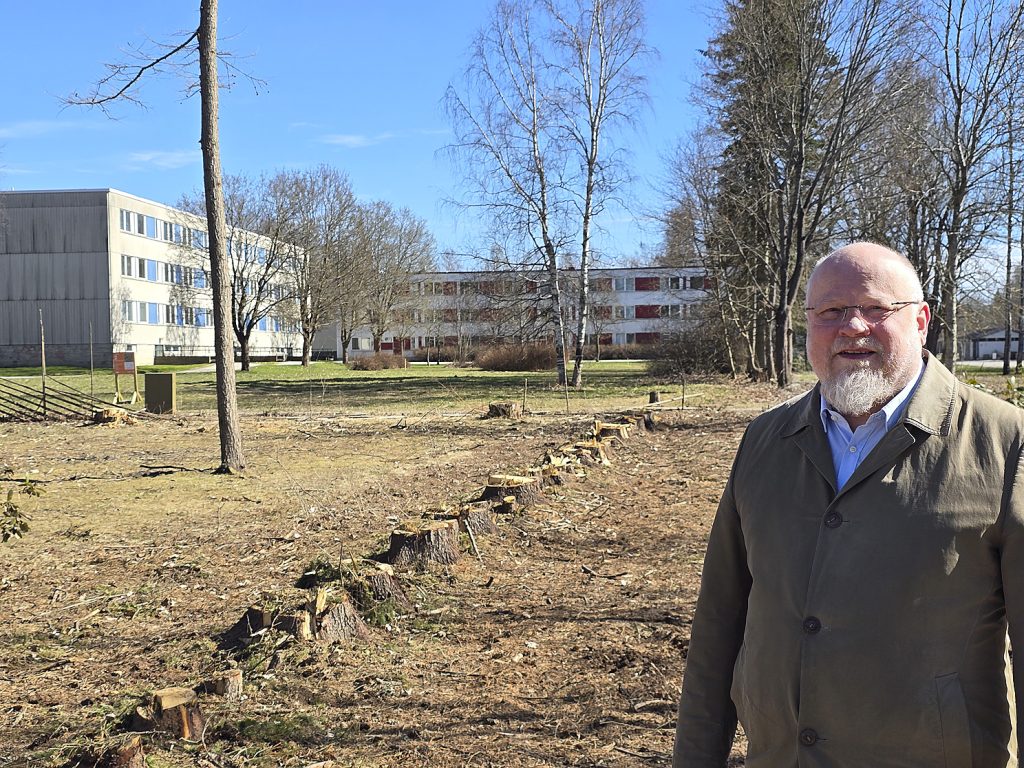 Raimo Inkinen kertoo, että taustalla näkyvien kerrostalojen purkutyöt alkavat lähiviikkoina.
