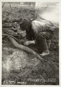 Kaskensytytystä. Kuva Museoviraston kansatieteen kokoelmat, kuvaaja Ahti Rytkönen 6.6.1928.