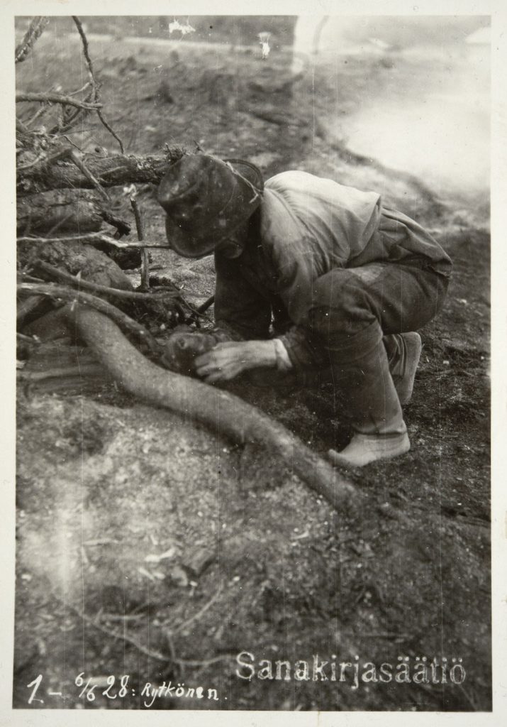 Kaskensytytystä. Kuva Museoviraston kansatieteen kokoelmat, kuvaaja Ahti Rytkönen 6.6.1928.