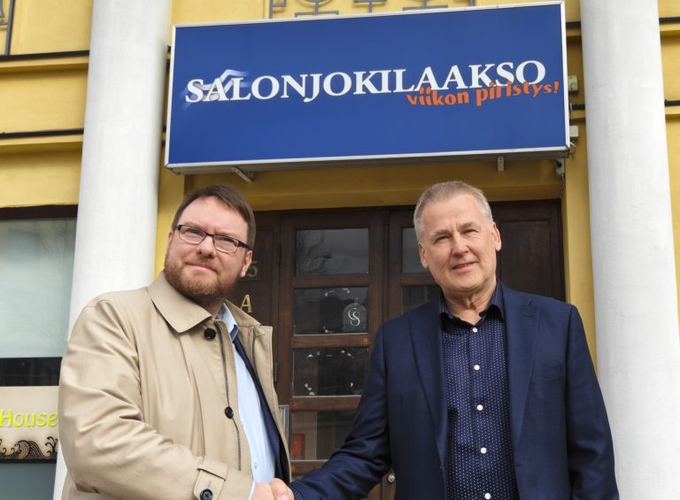Mediakonserni Keskisuomalaisen Etelä-Suomen aluejohtaja Karri Kannala ja Salonjokilaakson päätoimittaja ja toimitusjohtaja Pekka Mäenpää kättelivät onnistuneen yrityskaupan kunniaksi vappuaattona torstaina Salonjokilaakso toimiston edessä.