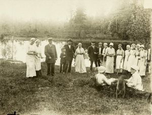 Kiikalalaisia nuoria Kultalähteellä.