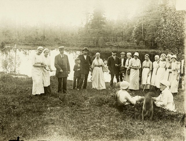 Kiikalalaisia nuoria Kultalähteellä.