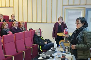 Salon Seudun Maanpuolustusnaisten puheenjohtaja Pirjo Rajakangas esittelee kuulijoille hätäradiota, johon saa virtaa monella eri tavalla.