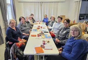 Eläkeliiton Salon yhdistyksen aktiivit kokoontuivat kulttuuritalo Villiin suunnittelemaan perjantaina järjestettävää Rollaattorimarssia.