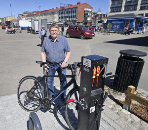 Markku Telaranta katsasti polkupyörien uuden huoltopisteen Salon torilla.