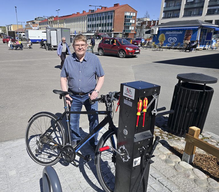 Markku Telaranta katsasti polkupyörien uuden huoltopisteen Salon torilla.