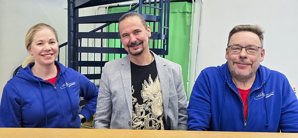 Mervi Rahko, Roope Pelo ja Ilkka Heikkilä kutsuvat kuuntelijoita mukaan kahden kuoron yhteiseen Valoon päin -konserttiin.