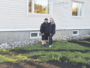 Harold ja Aleksandra nauttivat vanhan rintamamiestalon puutarhan kevättöistä.