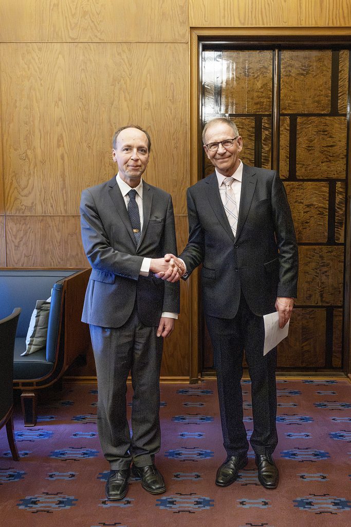 Puhemies Jussi Halla-aho ja Pertti Hemmilä eduskunnassa valtakirjan tarkitustilaisuudessa. (Kuva: Hanne Salonen / Eduskunta)